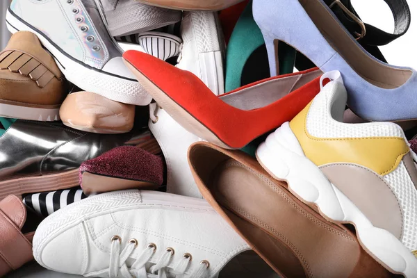 Diferentes zapatos femeninos coloridos como fondo, primer plano —  Fotos de Stock