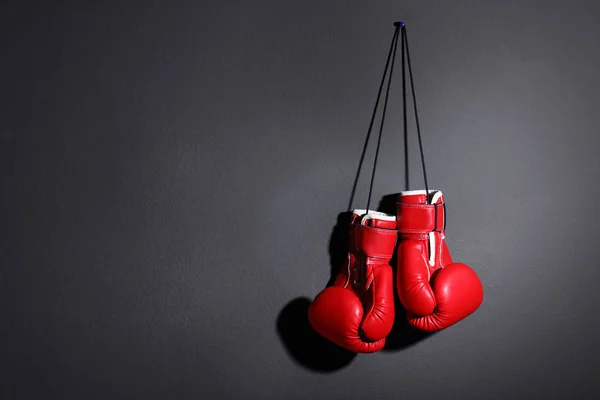 Par de guantes de boxeo sobre fondo gris, espacio para texto —  Fotos de Stock