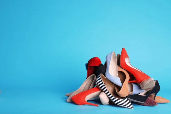색상 배경에 다른 신발 힙 텍스트를 위한 공간 — 스톡 사진