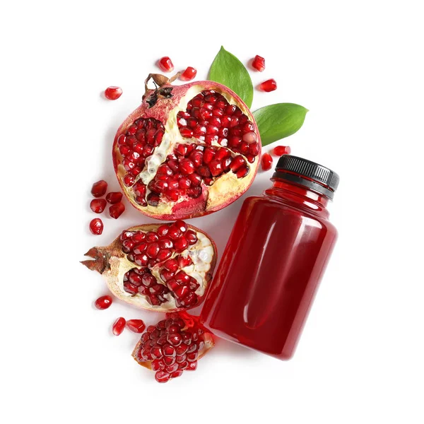 Botella de jugo de granada y frutas frescas sobre fondo blanco, vista superior —  Fotos de Stock