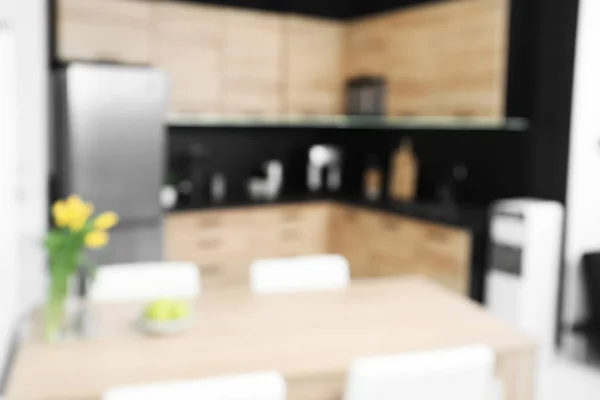 Suddig syn på mysiga moderna köket interiör med nya möbler och vitvaror — Stockfoto