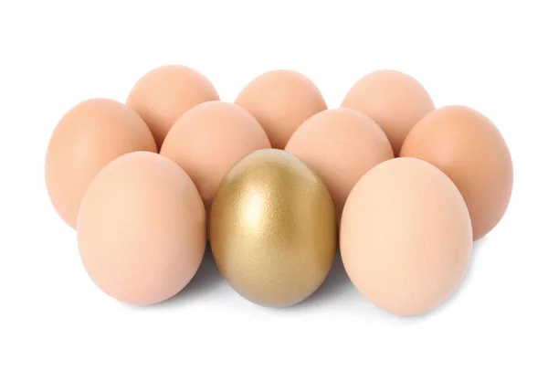 Золотое яйцо среди других на белом фоне — стоковое фото