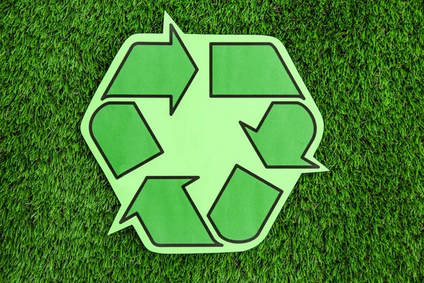 Symbole de recyclage du papier sur herbe verte, vue du dessus — Photo