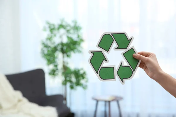 Vrouw met recycling symbool op onscherpe achtergrond, close-up. Ruimte voor tekst — Stockfoto