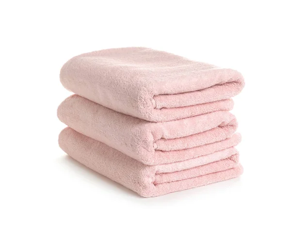 Pilha de toalhas macias limpas no fundo branco — Fotografia de Stock