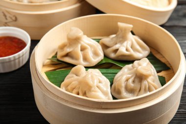 Bambu vapur yaprakları ve lezzetli baozi köfte tablo ile