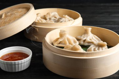 Bambu vapurları lezzetli baozi köfte ve kase masada sos ile