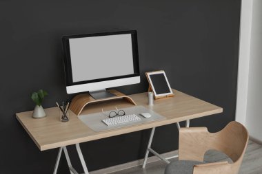 Modern işyeri iç tablo üzerindeki bir bilgisayarla. Metin için yer
