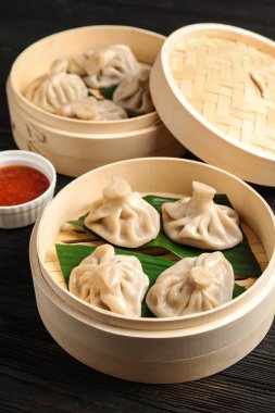 Bambu vapur yaprakları ve lezzetli baozi köfte tablo ile