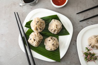 Plaka ile lezzetli baozi köfte ve chopsticks gri tablo, üstten görünüm