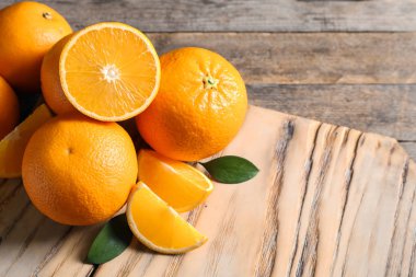 Ahşap masa, metin için yer yapraklarda ile taze portakal