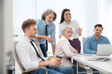 İş adamları iş tartışıyor önemli Office masada. Profesyonel iletişim