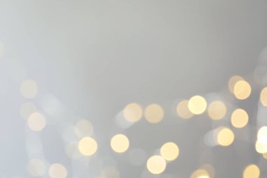 Altın Noel ışıkları bulanık görünümü arka plan olarak. Bokeh etkisi
