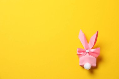 Yaratıcı Paskalya tavşanı hediye çanta üzerinde renk arka plan, metin için yer ile Üstten Görünüm