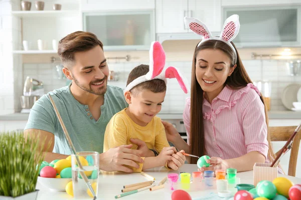 Glückliche Familie bemalt Ostereier in der Küche. Festliche Tradition — Stockfoto