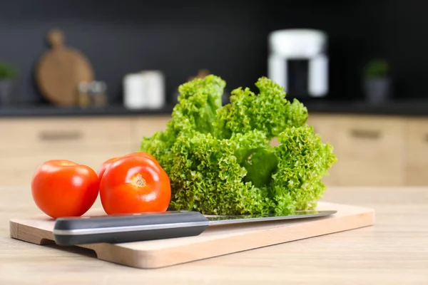 Verduras frescas sobre mesa de madera en cocina —  Fotos de Stock