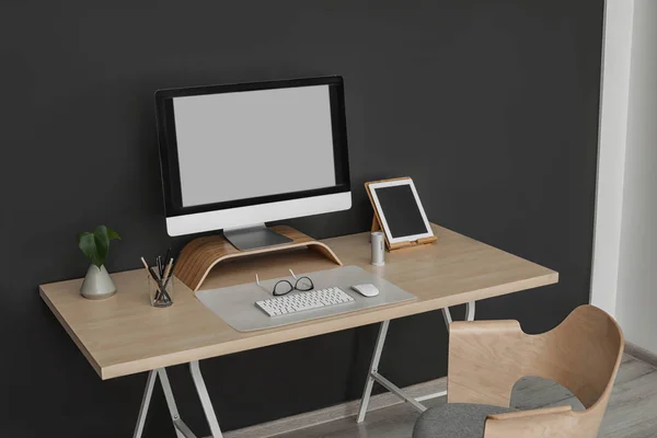 Wnętrze nowoczesne miejsca pracy z komputerem w tabeli. Miejsca na tekst — Zdjęcie stockowe