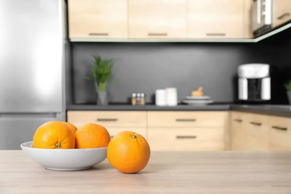 Färska apelsiner på träbord i köket. Utrymme för text — Stockfoto