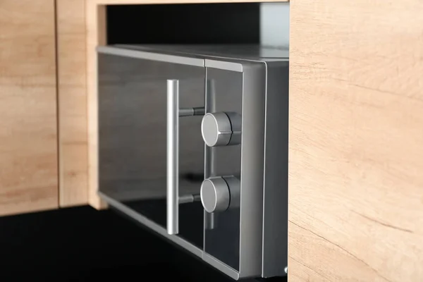 Oven microwave modern pada rak di dapur — Stok Foto