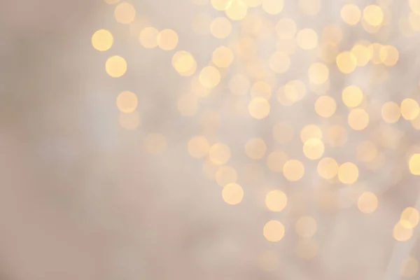 Vista borrosa de las luces doradas de Navidad como fondo. Efecto Bokeh — Foto de Stock