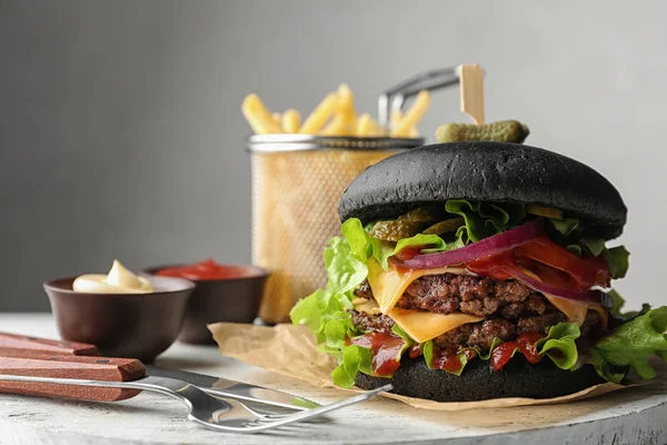 Černý burger sloužil na palubě. Prostor pro text — Stock fotografie