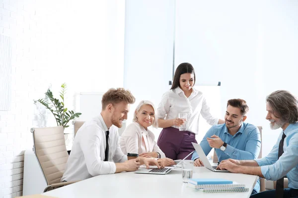 Gente de negocios discutiendo asuntos laborales en la oficina. Comunicación profesional — Foto de Stock