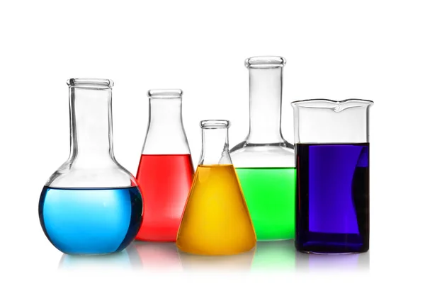 Laboratoriumglaswerk met verschillende monsters op witte achtergrond. Oplossing chemie — Stockfoto