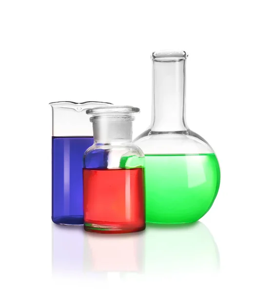 Artículos de vidrio de laboratorio con diferentes muestras sobre fondo blanco. Química de solución —  Fotos de Stock