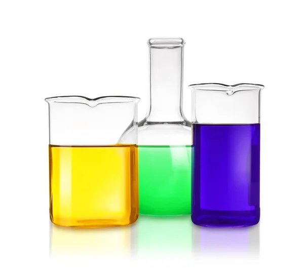 Laboratorní sklo s různými vzorky na bílém pozadí. Řešení chemie — Stock fotografie