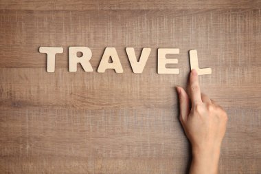 Ahşap arka plan, metin için yer ile üstten görünüm üzerinde kelime seyahat yapma kadın. Turizm acentesi