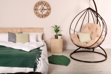 Modern yatak odası iç rahat asılı sandalye ile. Şık tasarım