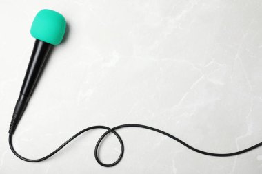 Modern mikrofon açık gri arka plan, metin için yer ile Üstten Görünüm