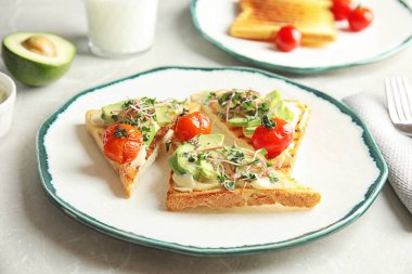 Plaka üzerinde avokado, Brüksel lahanası ve chia tohum ile lezzetli tost