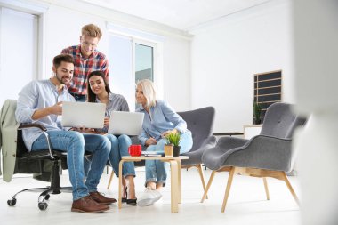 İş adamları iş tartışıyor önemli ofis, metin için yer. Profesyonel iletişim