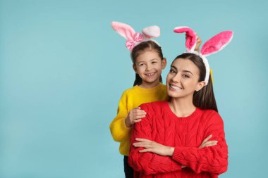 Anne ve kızı Paskalya bunny kulaklar headbands renk arka plan, metin için yer içinde