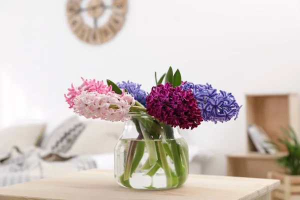 Красиві гіацинти в скляній вазі на столі в приміщенні. Весняні квіти — стокове фото