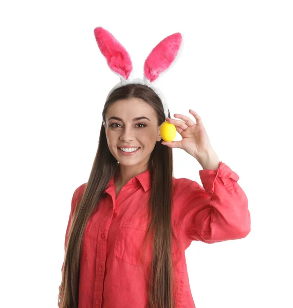 Belle femme dans les oreilles de lapin bandeau tenant oeuf de Pâques sur fond blanc — Photo