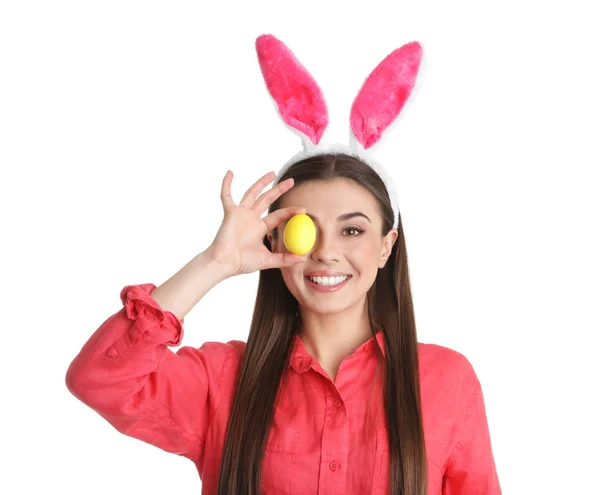 美丽的女人在兔子耳朵头带举行复活节彩蛋近眼睛在白色背景 — 图库照片