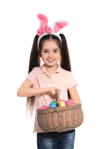 부활절과 토끼 귀 머리 띠 지주 바구니에 어린 소녀 흰색 바탕에 계란 — 스톡 사진