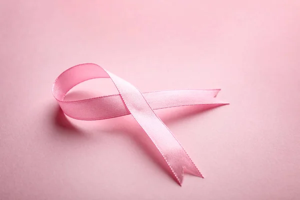 Cinta rosa sobre fondo de color, espacio para texto. Concepto de conciencia sobre el cáncer de mama — Foto de Stock