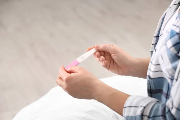 妊娠検査自宅でクローズ アップを持つ若い女性。テキストのためのスペース — ストック写真