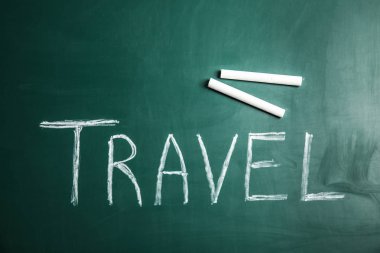 Word seyahat ve tebeşir yazı tahtası, üstten görünüm üzerinde. Turizm acentesi