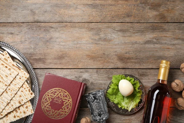 Flat lay composition with symbolic Passover (Pesach) items on wooden background, space for text — Stock Photo, Image