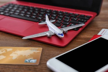 Uçak model ve ahşap masa üstünde laptop kompozisyonu. Seyahat Acentası kavramı
