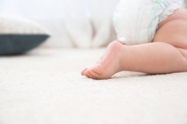 Sevimli küçük bebek halı kapalı, metin için boşluk ile çekim sürünüyor