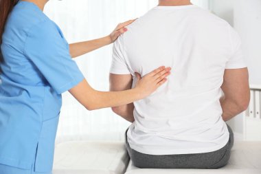 Doktor hasta hastane, closeup ile çalışma. Rehabilitasyon Masaj