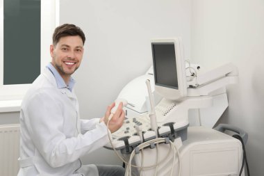 Poliklinikte modern ultrason makinesi işletim sonographer