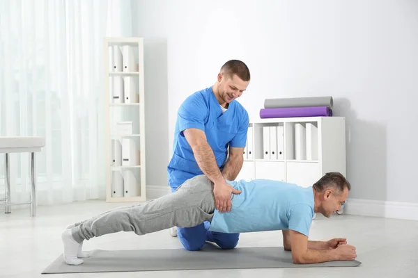 Médecin travaillant avec un patient à l'hôpital. Exercices de réadaptation — Photo