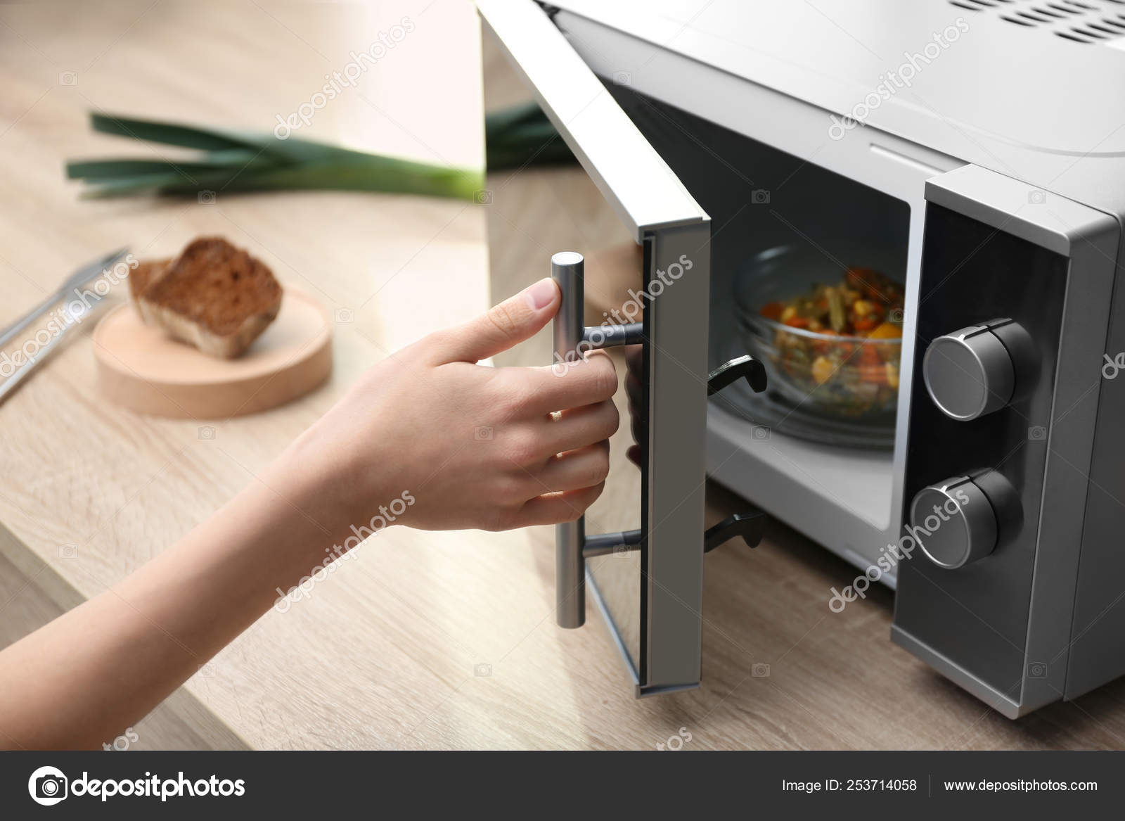 https://st4.depositphotos.com/16122460/25371/i/1600/depositphotos_253714058-stock-photo-young-woman-using-microwave-oven.jpg