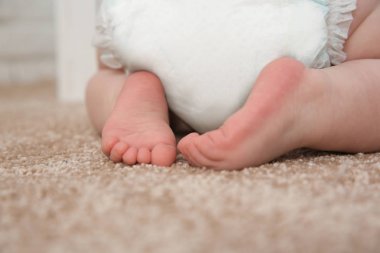 Sevimli küçük bebek kapalı halı üzerinde sürünerek, kapatmak